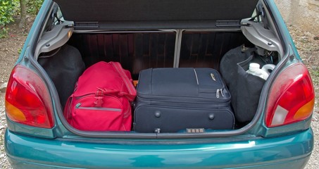 bagages dans le coffre: départ en vacances