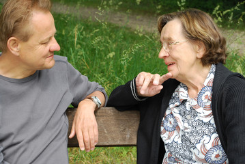 Generationen - Mutter und Sohn beim Gespräch