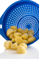 Geschälte Kartoffeln im Abtropfsieb