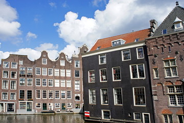 Obraz premium Mittelalterliche Architektur in AMSTERDAM / Niederlande