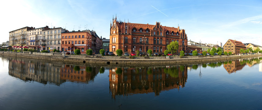 Fototapeta Panorama z budynkami nad Brdą w Bydgoszczy
