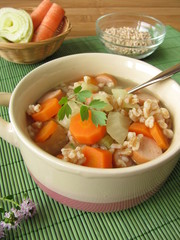 Gemüseeintopf mit Dinkel und Wiener Würstchen