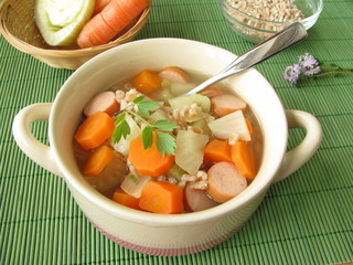 Gemüseeintopf mit Dinkel und Wiener Würstchen
