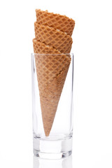 3 leere Eistüten in einem Glas