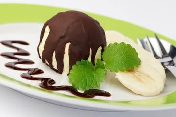 Vanilleeis mit Schokoladenüberzug und Banane