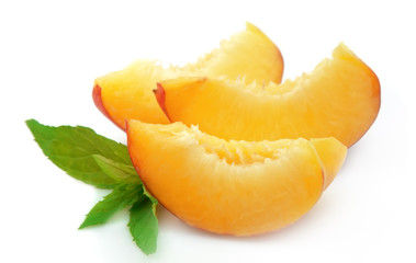 Fototapeta na wymiar Juicy peach slices with mint