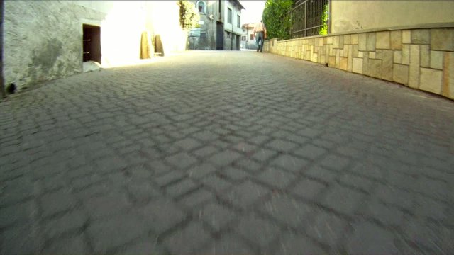 attraversando in auto un paesino