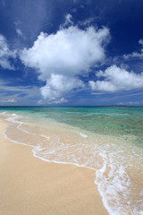 砂浜に打ち寄せる白い波