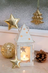 Weihnachtsambiente in weiß und gold