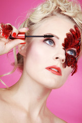 Model Gesichtsaufnahme mit Spezial Makeup federn Auge Poster Porträt
