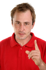 junger Mann mit einer erhobenen Hand