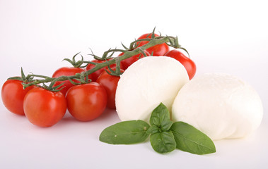 tomate, mozzarella et basilic