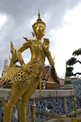 Obraz premium Golden Angel with Pagoda