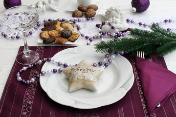 Festlich gedeckter Weihnachtstisch