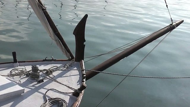 Proa de una barca de vela latina