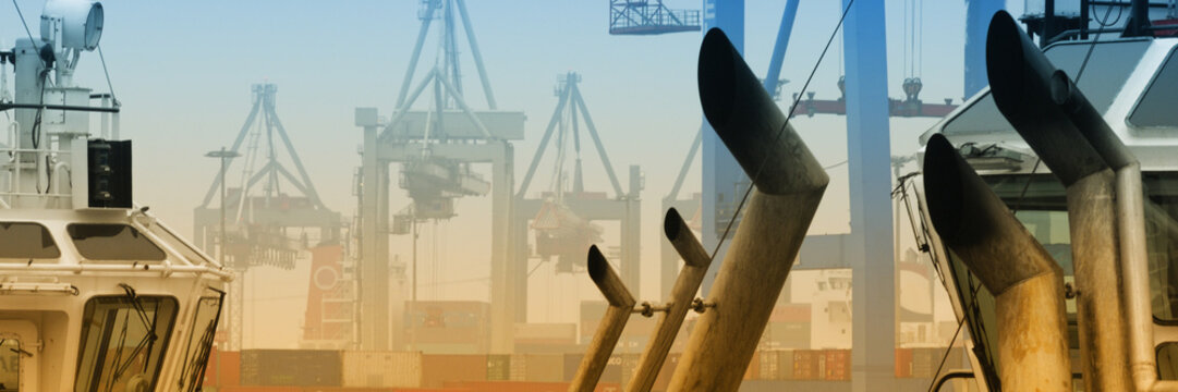 Hamburger Hafen bei Nebel mit typischen Details