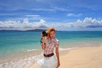 写真を楽しむ笑顔の女性