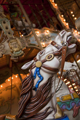 Fototapeta na wymiar Carousel, drewniane konie, karuzela, jarmarcznych atrakcji