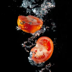 Papier Peint photo autocollant Éclaboussures deau Tomates tranchées dans l& 39 eau
