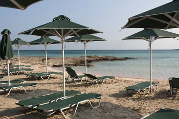 Foto op Plexiglas Elafonissi Strand, Kreta, Griekenland Groene parasols op het strand van Elafonissi - Kreta