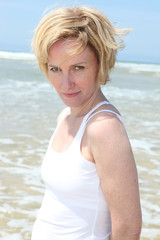 Fototapeta na wymiar Portrait of woman on the beach