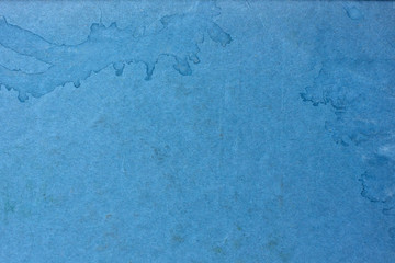 blaue Pappe mit Wasserflecken