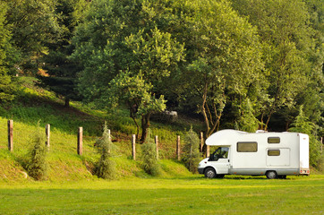 Camper in sosta su prato di montagna