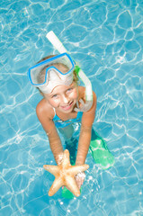 Snorkel girl with starfish in blue water © Gorilla