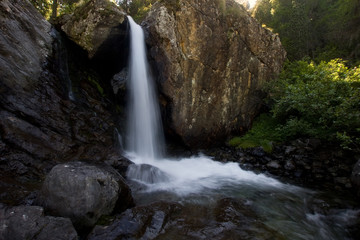 Fototapeta na wymiar Wodospad w parku Mont Avic
