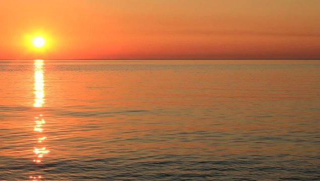 Tramonto sul mare calmo