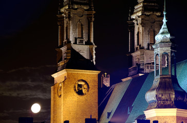 wieże katedry i księżyc