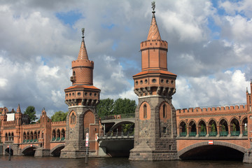 Fototapeta na wymiar Türme der Oberbaumbrücke