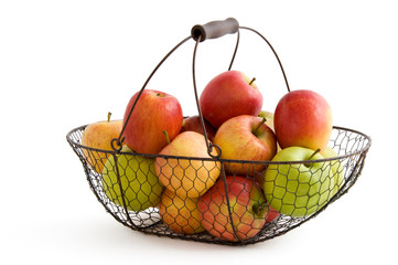 Verschiedene Apfelsorten im Drahtkorb