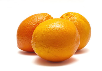 Tres naranjas aisladas sobre fondo blanco