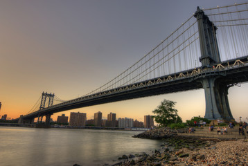 Fototapeta na wymiar Manhattan Bridge rozciąga się na East River w Nowym Jorku