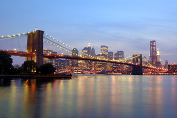 Fototapeta na wymiar Brooklyn Bridge rozciąga się na East River w Nowym Jorku