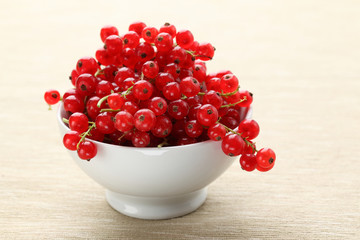 ribes rosso in ciotola bianca