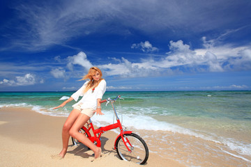 Fototapeta na wymiar 自転車に腰かける笑顔の女性