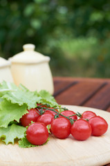 Small tomatoes and lettuce