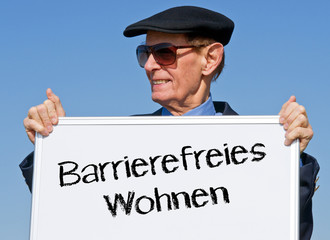 Barrierefreies Wohnen Rentner mit Schild