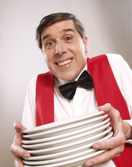 Camarero sosteniendo varios platos.