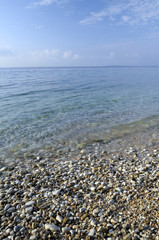 Steinstrand am blauen Meer