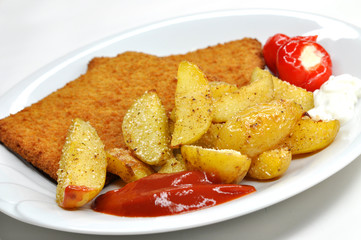 Schnitzel mit Kartoffelspalten