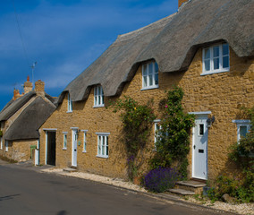 Fototapeta na wymiar Wiersz strzechą domki w Dorchester, Dorset, w Anglii