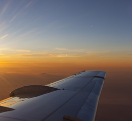 Fototapeta na wymiar sunset nad skrzydłem samolotu z romantycznymi nieba