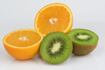 Fototapeta na wymiar Naranja y Kiwi