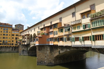 Fototapeta na wymiar Ponte Vecchio sur le fleuve Arno à Florence, Italie