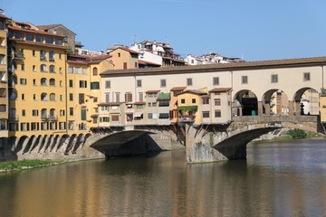 Fototapeta na wymiar Ponte Vecchio sur le fleuve Arno à Florence, Italie