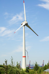 Windkraftanlage im Hamburger Hafen.