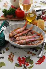 Salmonetes con salsa de tomate